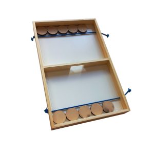 Artesanías - Canchita - Juego para niños un poquito mayores. El que pase más fichas del lado contrario gana.